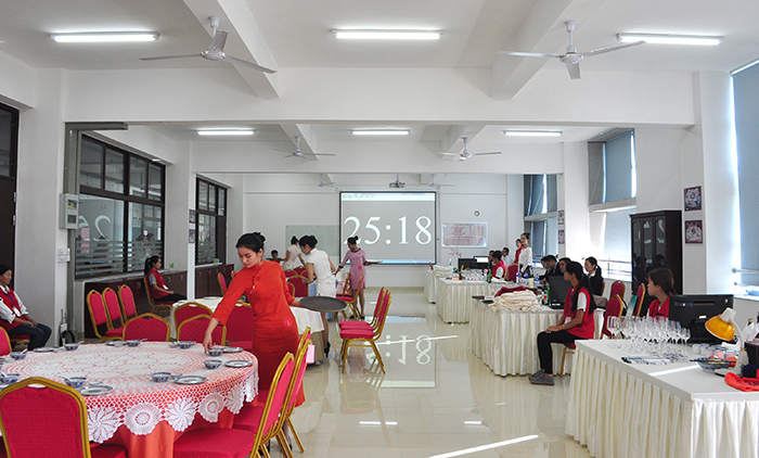 中餐摆台1.jpg 中餐摆台1.jpg