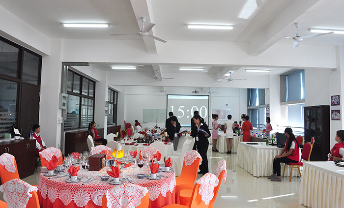 中餐摆台2.jpg 中餐摆台2.jpg