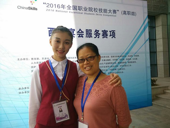 选手与指导老师照片.jpg 选手与指导老师照片.jpg