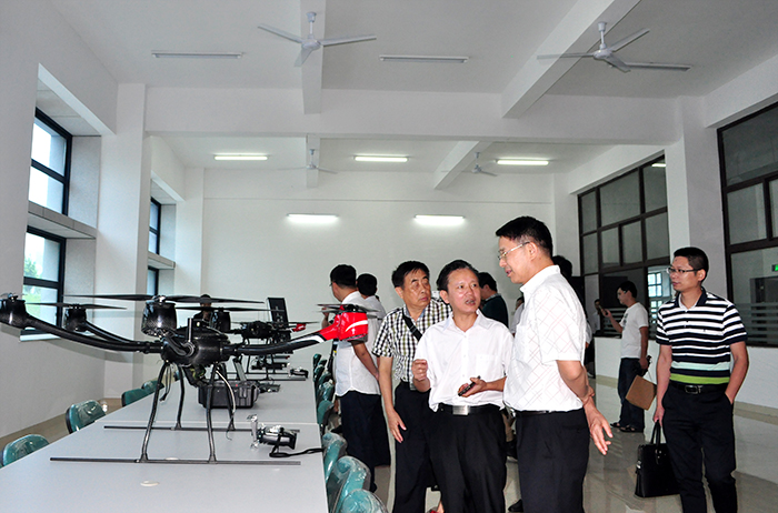 鍙傝鎴戞牎鏃犱汉鏈哄疄楠屽.JPG 鍙傝鎴戞牎鏃犱汉鏈哄疄楠屽.JPG