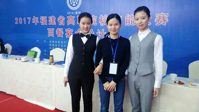 西餐选手与指导老师在一起.jpg 西餐选手与指导老师在一起.jpg