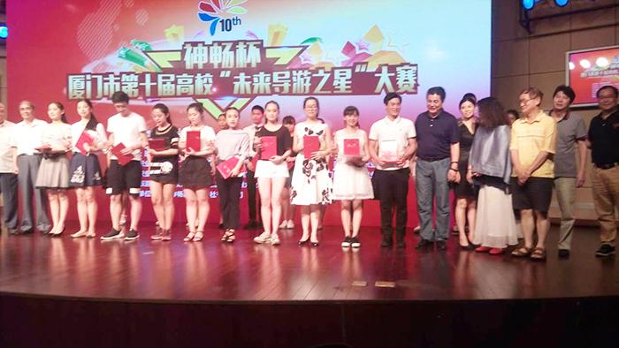 评委给十佳颁奖.jpg 评委给十佳颁奖.jpg