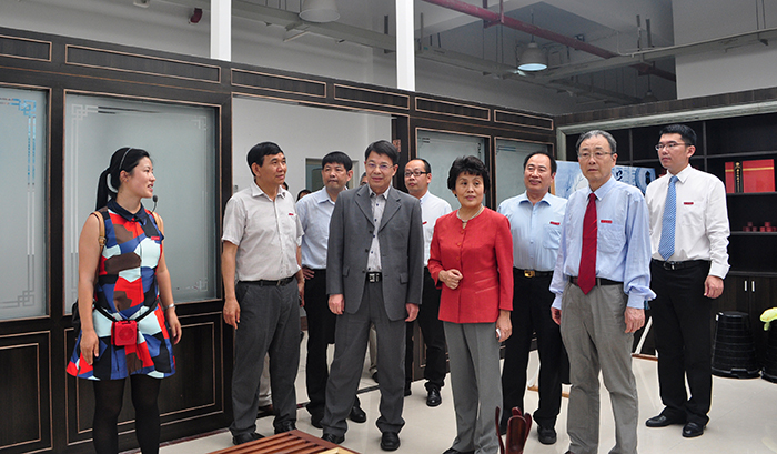 林惠清副部长参观实训室.JPG